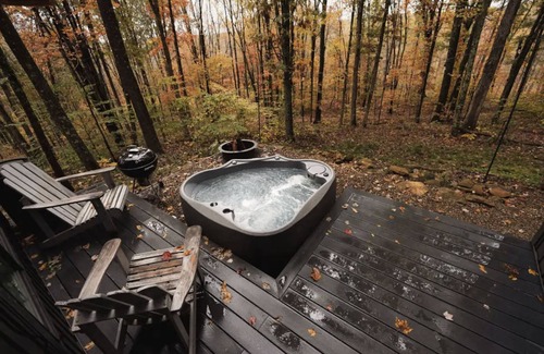New Plymouth Cabin | Luxury Modern Cabin w/Hot Tub - Hocking Hills