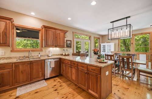 Sapphire Cabin | Luxury mountain home - lake, golf, tennis and more! Firewood included.