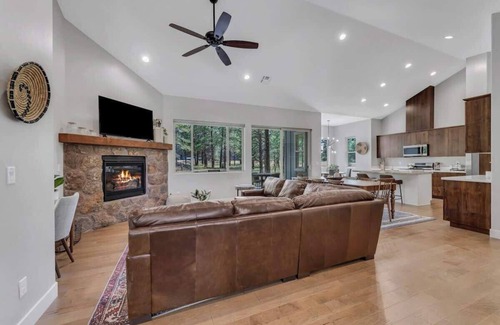 Williams House | Luxury Mountain Retreat with studio apartment