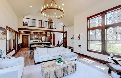 Cle Elum Cabin | Luxury mountain stay with hot tub, firepit, EV charger & game room