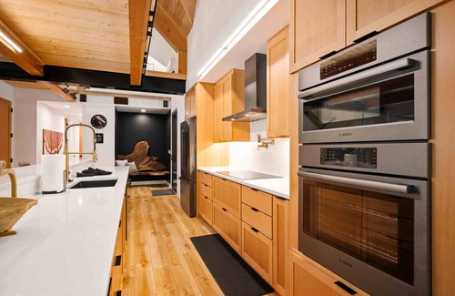 Government Camp House | Luxury Mt. Hood Retreat w/Swim Spa, 5BR w/en-suite Bathrooms, Game Loft, Ping Pong, Steps to River
