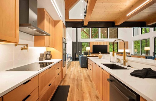 Government Camp House | Luxury Mt. Hood Retreat w/Swim Spa, 5BR w/en-suite Bathrooms, Game Loft, Ping Pong, Steps to River
