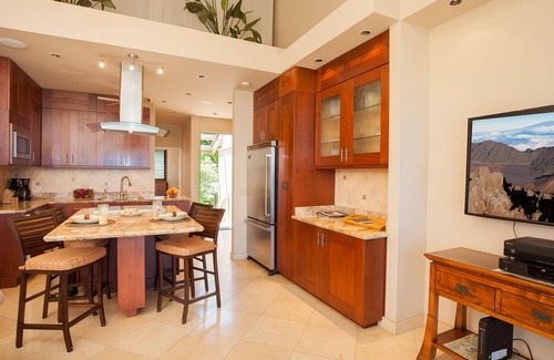 Honokowai Condo | Luxury OCEAN FRONT Truly 5 Star with A/C, 20' From The Water At Pikake. No fees