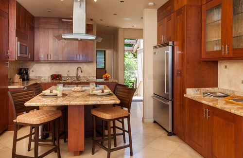 Honokowai Condo | Luxury OCEAN FRONT Truly 5 Star with A/C, 20' From The Water At Pikake. No fees