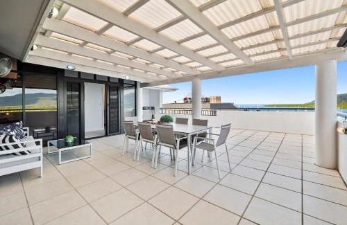 Cairns Central Business District Apartment | Luxury Oceanview Penthouse Cairns City