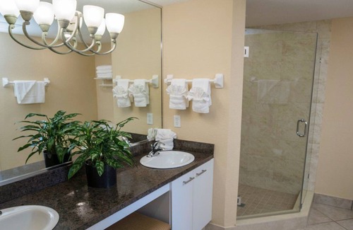 Weston Resort | Luxury One Bedroom and One Bathroom Unit with Full Amenities