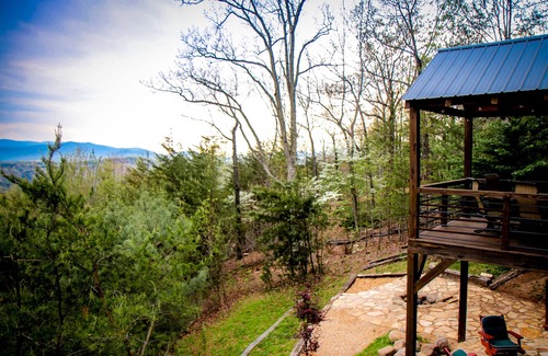 Morganton Cabin | Luxury Outdoor LR & BBQ, Mtn Top retreat- MOOSEMAC - 7 person hot tub & more!