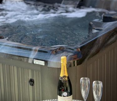 Bognor Regis Villa | Luxury pair of Georgian apartments, hot tub, sea views, sleeps 12