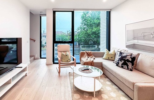 Port Melbourne House | Luxury Parkside 4 level Townhouse