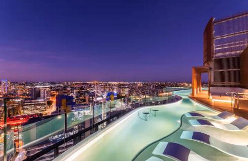 Fortitude Valley House | Luxury Peppers Infinity Pool Stylish with 2BD & 1C Park