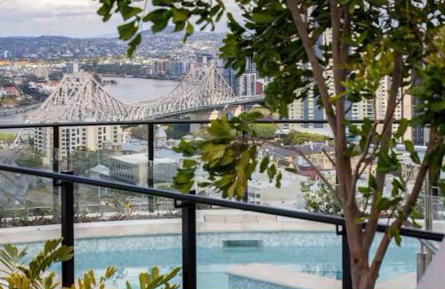 Fortitude Valley House | Luxury Peppers Infinity Pool Stylish with 2BD & 1C Park