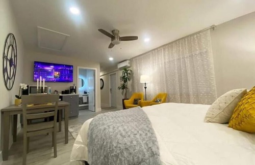 Palm Beach Gardens House | LUXURY, PRIVTA SUITE, KING BED, NEAR BEACHES, PGA, DOWNTOWN GARDENS, ROGER DEAN.