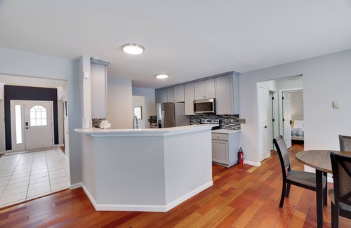 Blakeslee House | Luxury Rerteat , Hot Tub, Jacuzzi, Theater, Fire Pti, Lake and more, near Ski