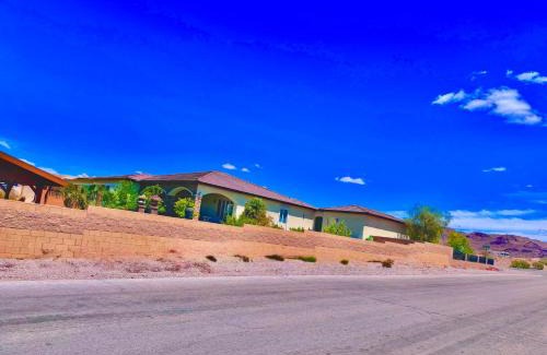 Foothills House | Luxury Resort 1 ACRE City Views, mountains Golf course Pool
