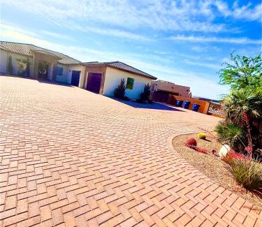 Foothills House | Luxury Resort 1 ACRE City Views, mountains Golf course Pool