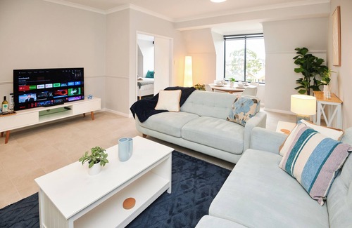 East Perth Apartment | Luxury Retreat | Central, walk to Optus Stadium