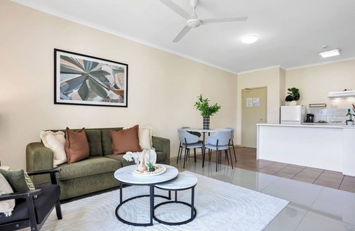 Cairns North Apartment | Luxury Retreat in Cairns with Pool