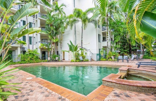 Cairns North Apartment | Luxury Retreat in Cairns with Pool