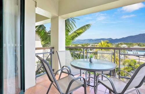 Cairns North Apartment | Luxury Retreat in Cairns with Pool