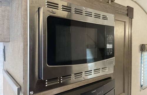 Spring Hill House | Luxury Retreat RV with AC&Heat