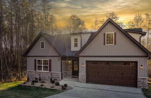 Loudon House | Luxury Retreat, sauna, hot tub, fire pit, poker table, ping pong!