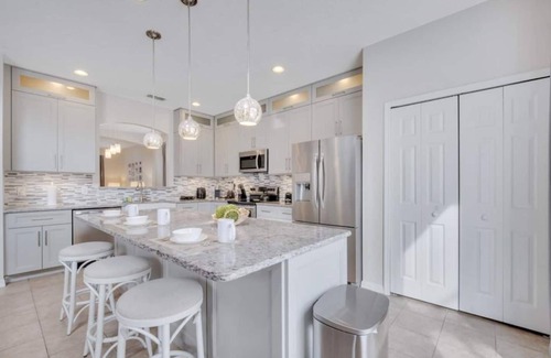 Solana House | Luxury Retreat w/Heated Pool near Disney!