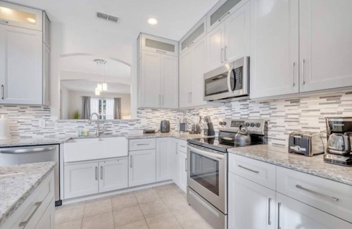 Solana House | Luxury Retreat w/Heated Pool near Disney!