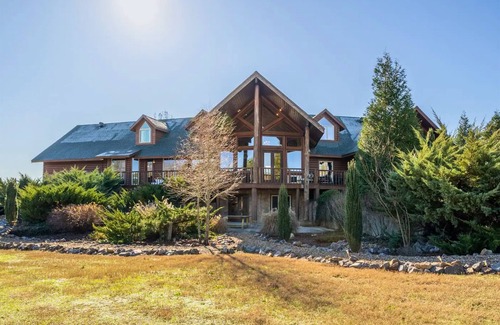 Royal House | Luxury Retreat w/Heated Pool - Sleeps 18