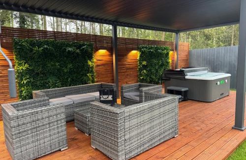 Aldborough Apartment | Luxury Retreat with Private Hot Tub