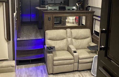 Pinnacle Vista House | Luxury RV on working horse ranch