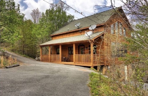 Sevierville Cabin | Luxury Secluded 1 bd+loft Cabin ! WiFi! Sony PlayStation! 11min to Parkway!