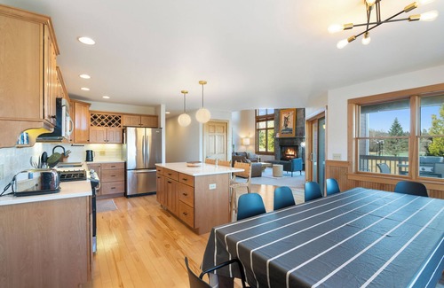 Wilmington House | Luxury Ski House minutes from Mount Snow - 2 living areas + Pet friendly!