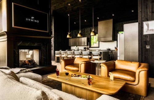 Gatlinburg - Pigeon Forge Cabin | Luxury Smokies Retreat/Theatre/Pool/Hot tub