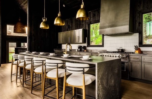 Gatlinburg - Pigeon Forge Cabin | Luxury Smokies Retreat/Theatre/Pool/Hot tub