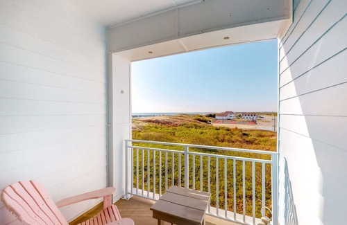 Sandbridge Condo | Luxury south-side condo with great views of the Atlantic/Back Bay, pools, & gym