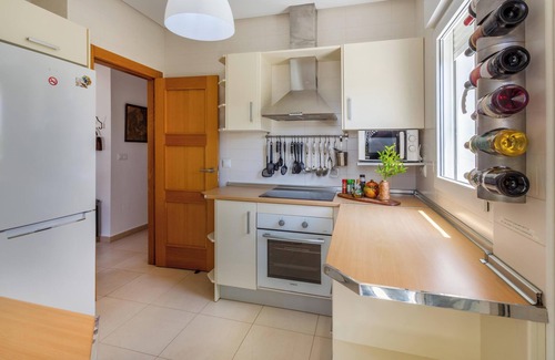 Roldan Villa | Luxury Spa & Golf Villa Denton with Garden, Jacuzzi, A/C & Wi-Fi