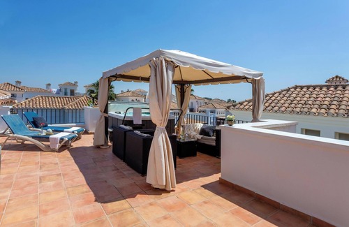 Roldan Villa | Luxury Spa & Golf Villa Denton with Garden, Jacuzzi, A/C & Wi-Fi