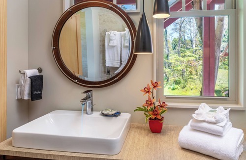 Volcano House | Luxury Suite 1 Mile from Volcanoes National Park