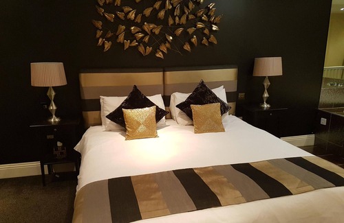 Yeovil Bed & Breakfast | Luxury Suite Ensuite with Bath at The Keep