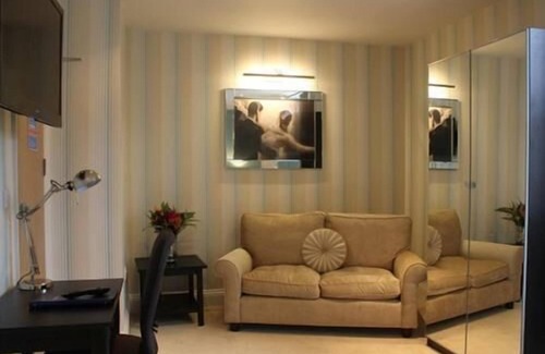 Yeovil Bed & Breakfast | Luxury Suite Ensuite with Bath at The Keep