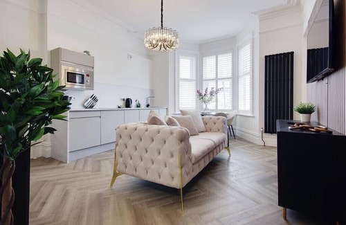 Westbourne Apartment | Luxury Suite with Private Bathroom - Beckett Suite