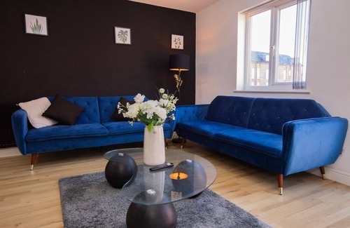Trafford Apartment | Luxury Three Story Townhouse Free Parking on Drive