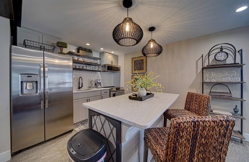 Blairsville Condo | Luxury Town Square Condo king Bed & W/D