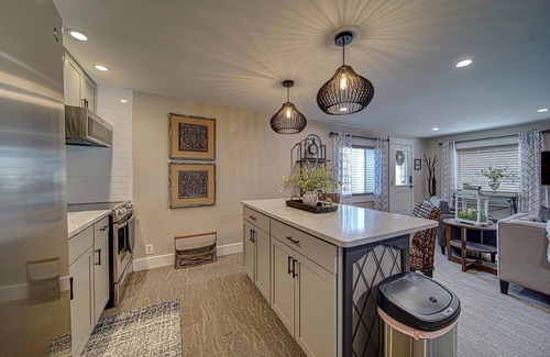 Blairsville Condo | Luxury Town Square Condo king Bed & W/D