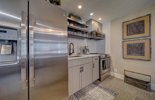 Blairsville Condo | Luxury Town Square Condo king Bed & W/D