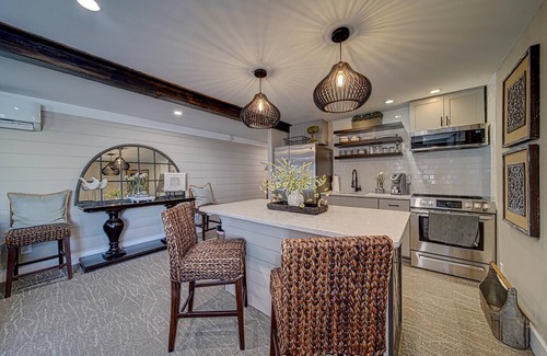 Blairsville Condo | Luxury Town Square Condo king Bed & W/D