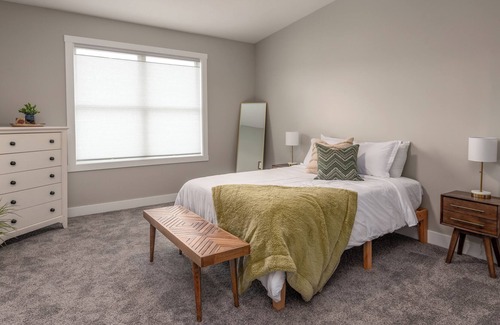 Moline House | Luxury Townhome - 3BR, 2BA - Downtown Moline