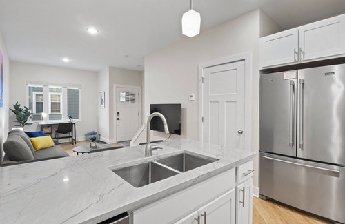 Rochester House | Luxury Townhome | 5 Mins-Roc Airport | WiFi