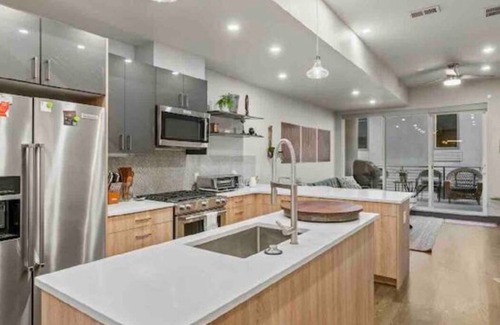 West Colfax House | Luxury Townhouse w/Rooftop Hot Tub & Mountain Viewsn