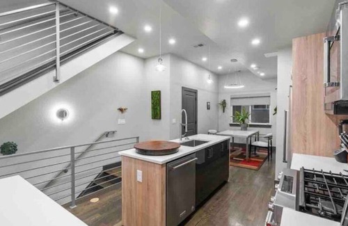 West Colfax House | Luxury Townhouse w/Rooftop Hot Tub & Mountain Viewsn